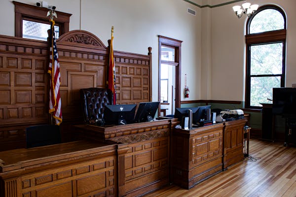 free-photo-of-courtroom-with-american-flags-in-usa